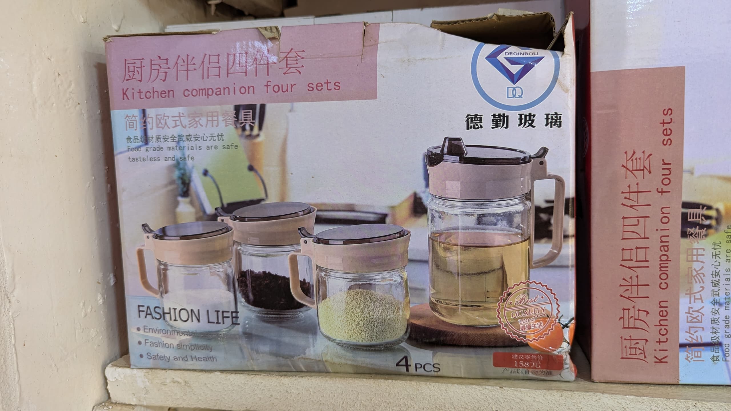 Les ensembles de 4 bocaux d'épices et cruches